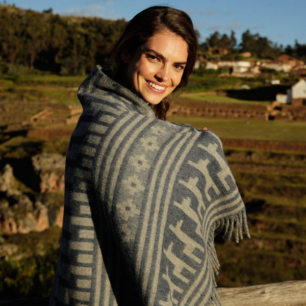 Alpaca Motif Throw — único alpaca by Peruvian Link